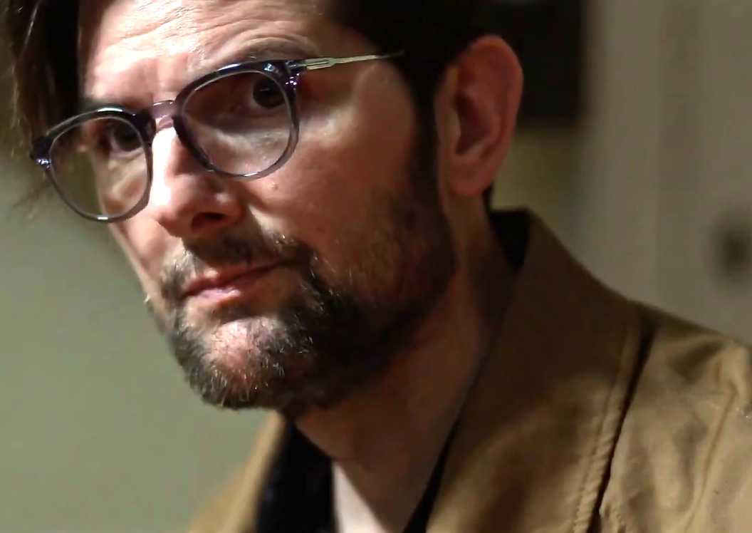 Adam Scott em cena do filme Hokum