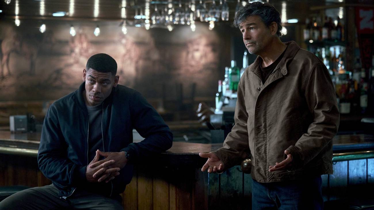 John Stewart and Hal Jordan at a bar in HBO's Lanterns