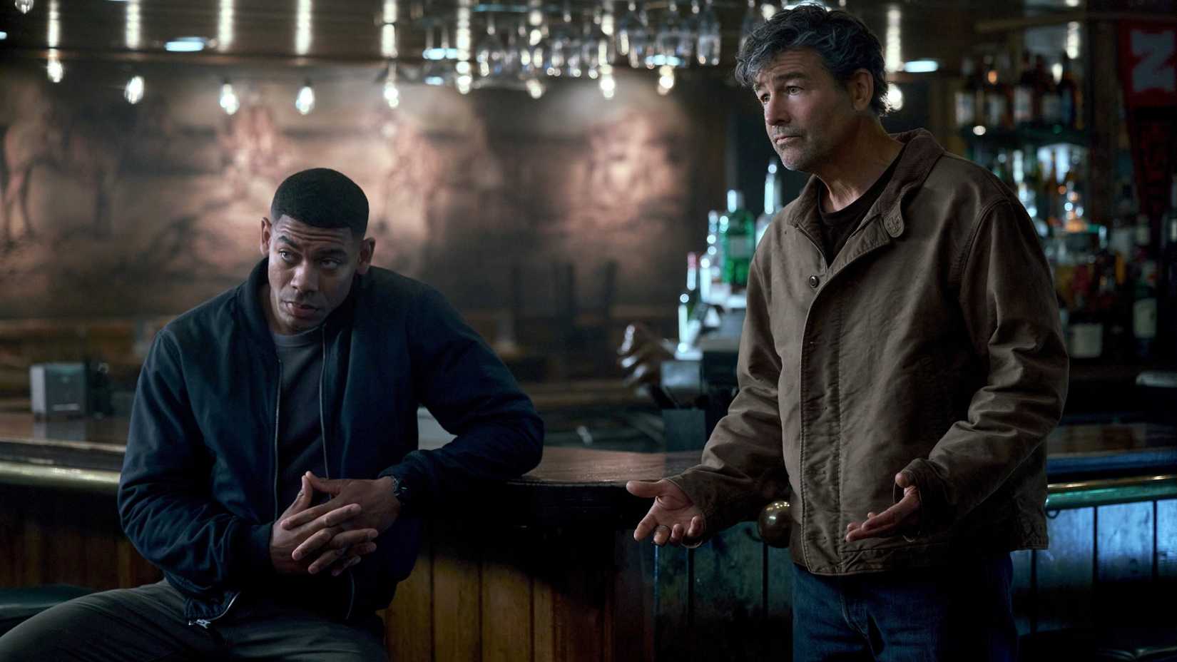 John Stewart e Hal Jordan em um bar na série Lanterns da HBO