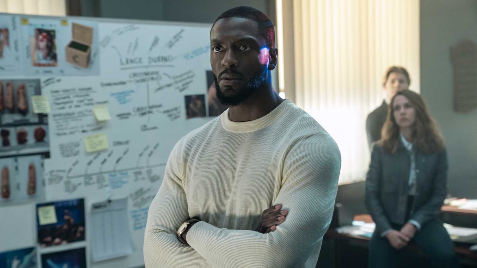 Alex Cross de braços cruzados na temporada 2 de Cross