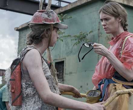 12 Post-Apocalyptic TV Shows, Ranked By How Much You’d Want To Live In What’s Left Of The World 7 Alex Friesen and MacKenzie Davis in Station Eleven