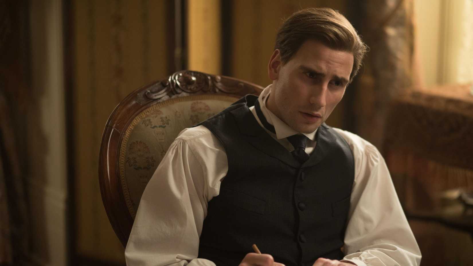 Edward Holcroft como Dr. Simon Jordan escrevendo algo em Alias Grace.