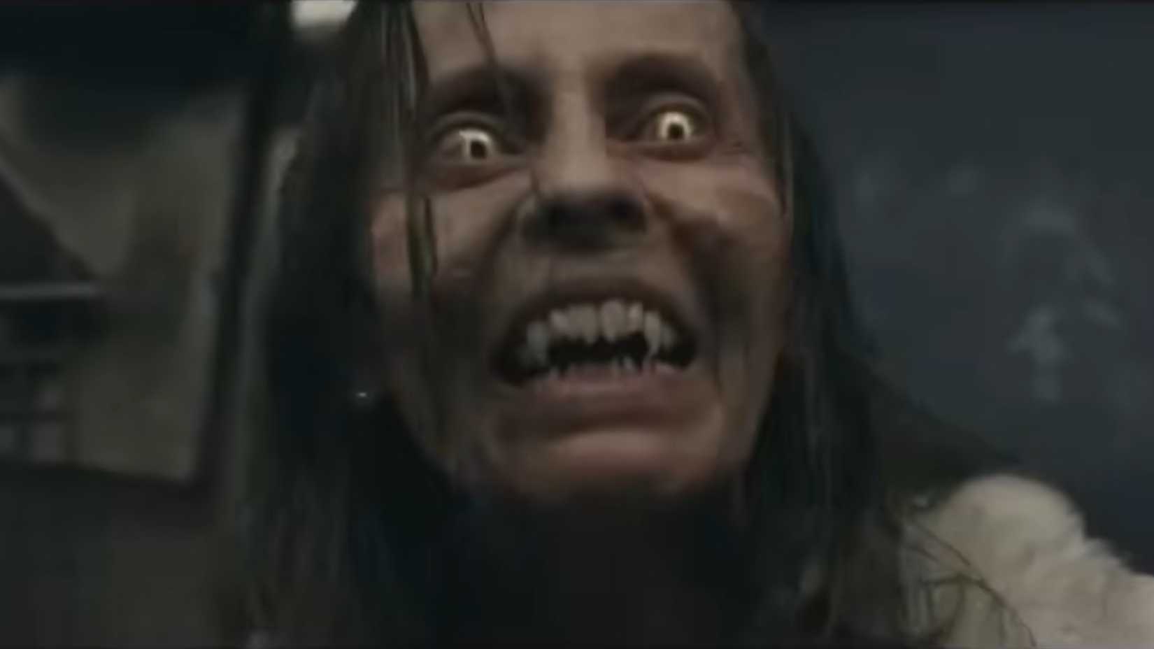 Um passageiro infectado se tornando um lobisomem no trem em Howl