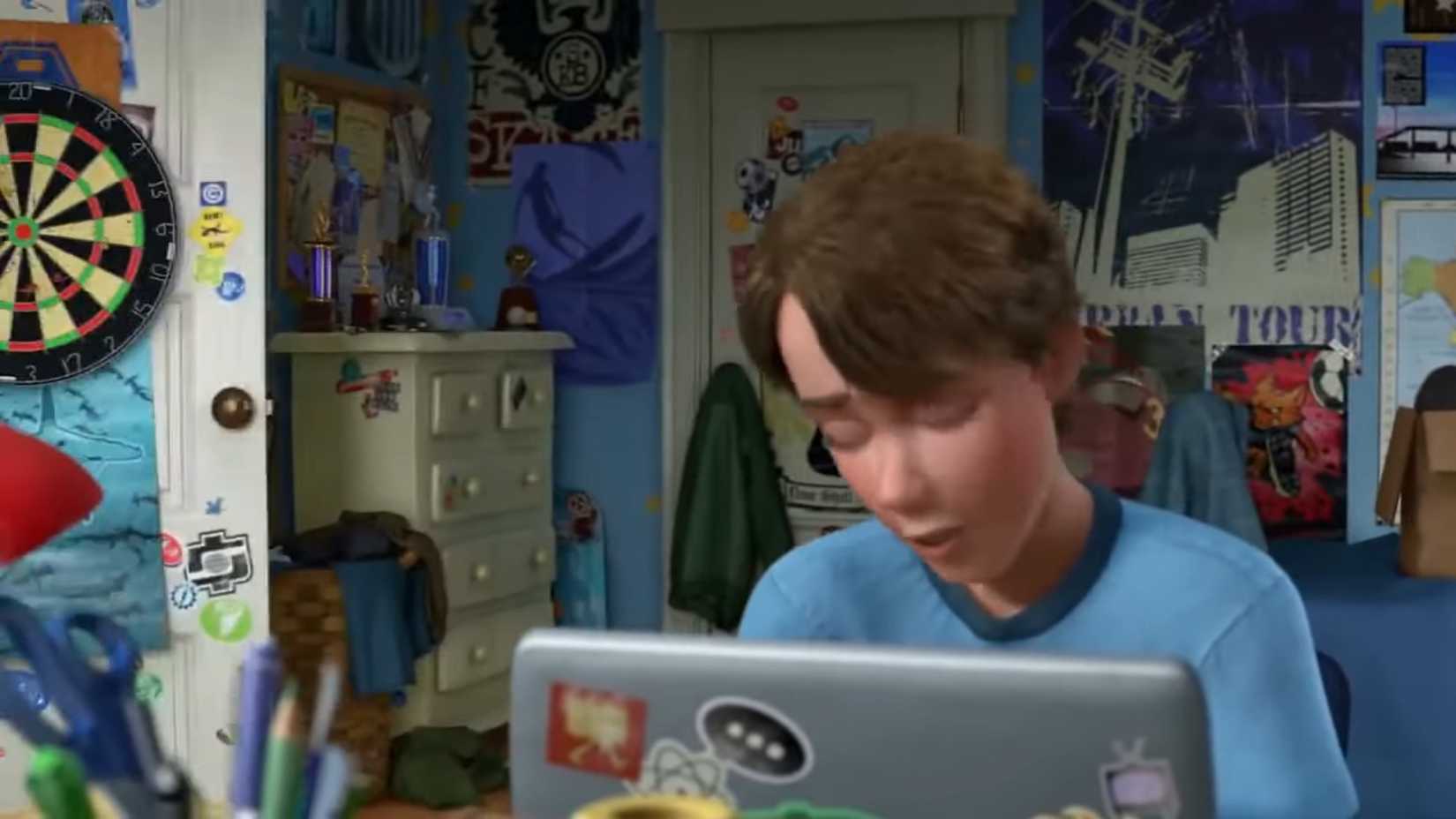 Andy em seu quarto em Toy Story 3 com a porta entreaberta