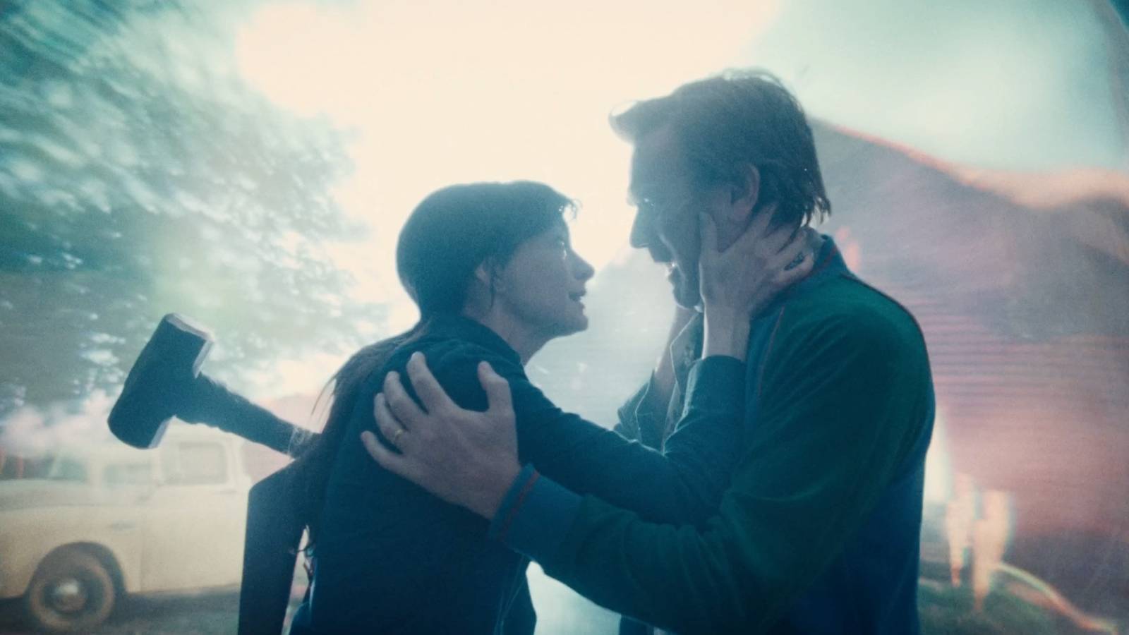 Anne Hathaway and Ewan McGregor in The End of Oak Street