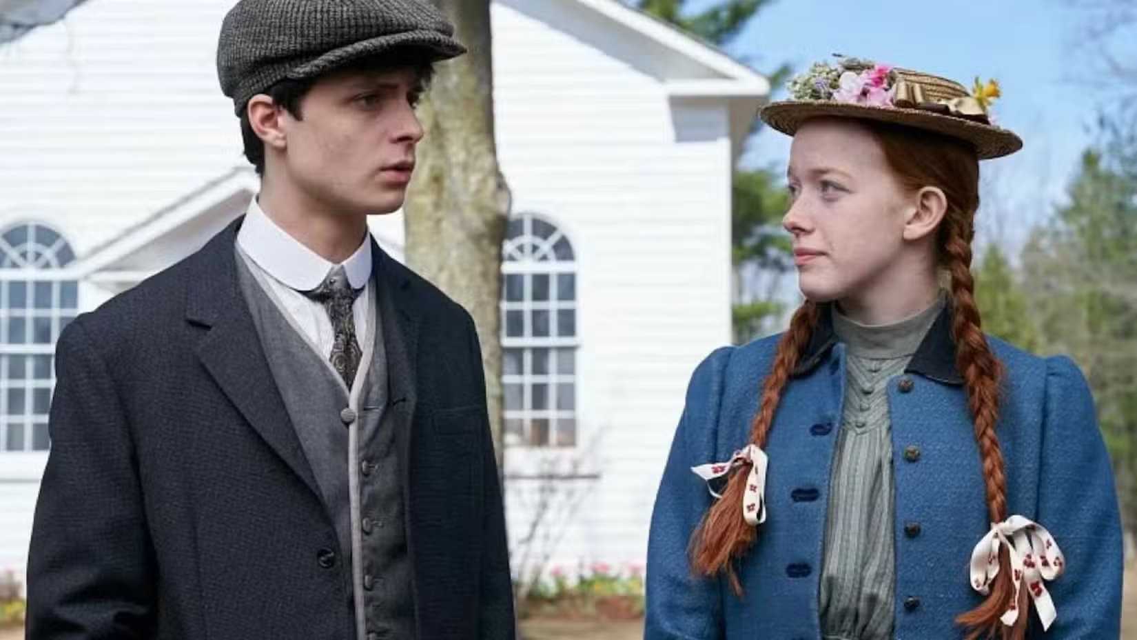 Lucas Jade Zumann como Gilbert Blythe e Amybeth McNulty como Anne Shirley em Anne with an E.