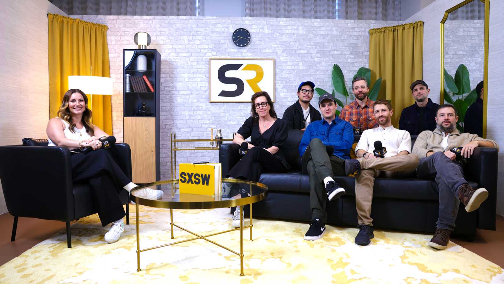 Ash Crossan e a equipe de The AI Doc na suíte de mídia do ScreenRant no SXSW