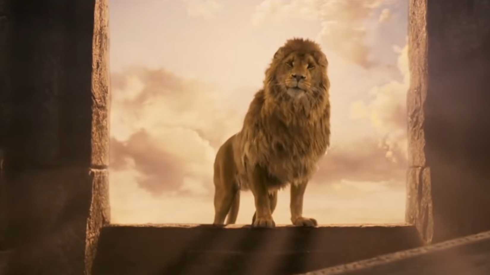 Aslan com o nascer do sol atrás dele em As Crônicas de Nárnia: O Leão, a Feiticeira e o Guarda-Roupa.