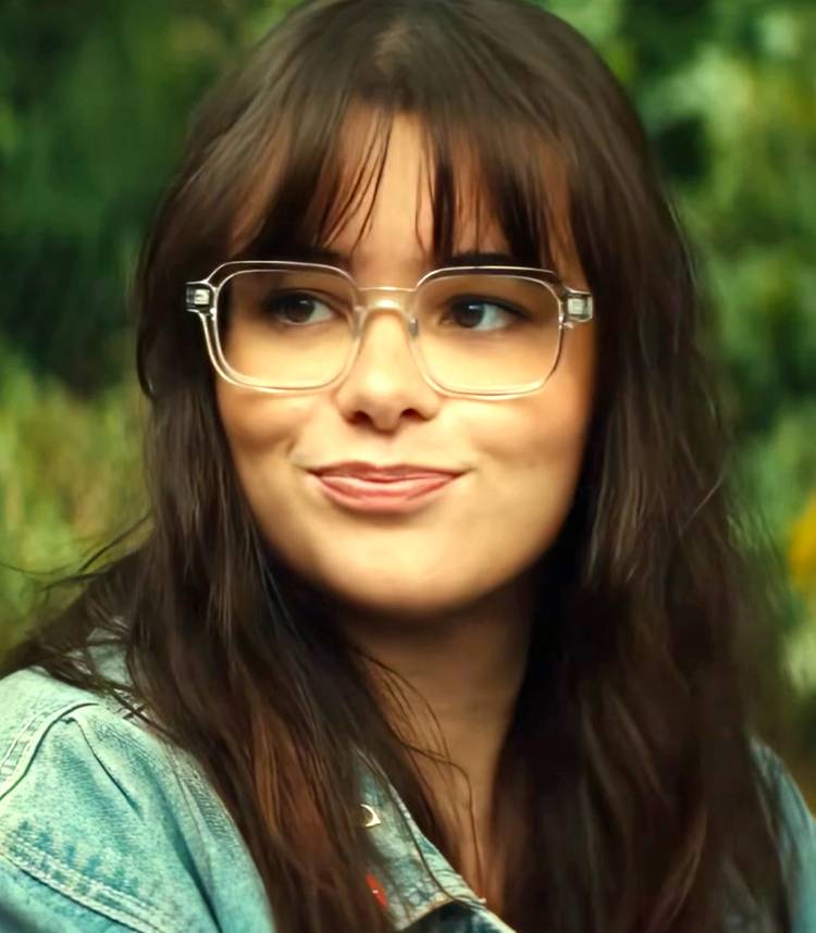 Barbie Ferreira's Grace smiling while looking at Arhi in Mile End Kicks