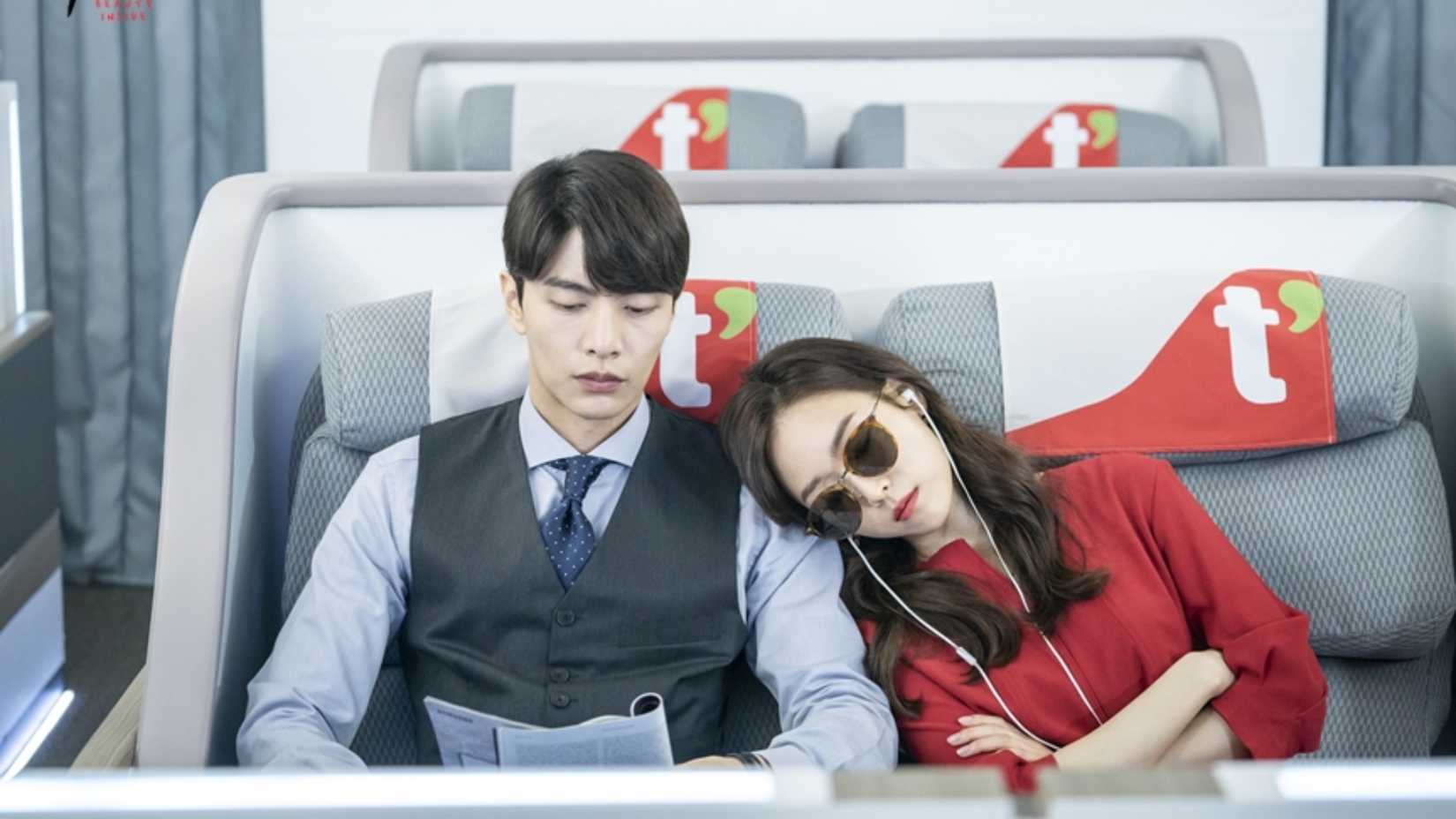 Han Se-gye (Seo Hyun-jin) apoia a cabeça no ombro de Seo Do-jae (Lee Min-ki) em The Beauty Inside.