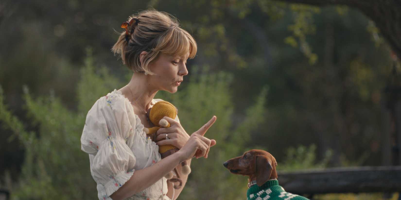 Carey Mulligan brincando com um cachorro na 2ª temporada de Beef