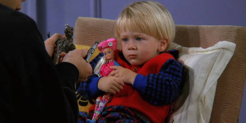 Ben brincando com uma Barbie em Friends