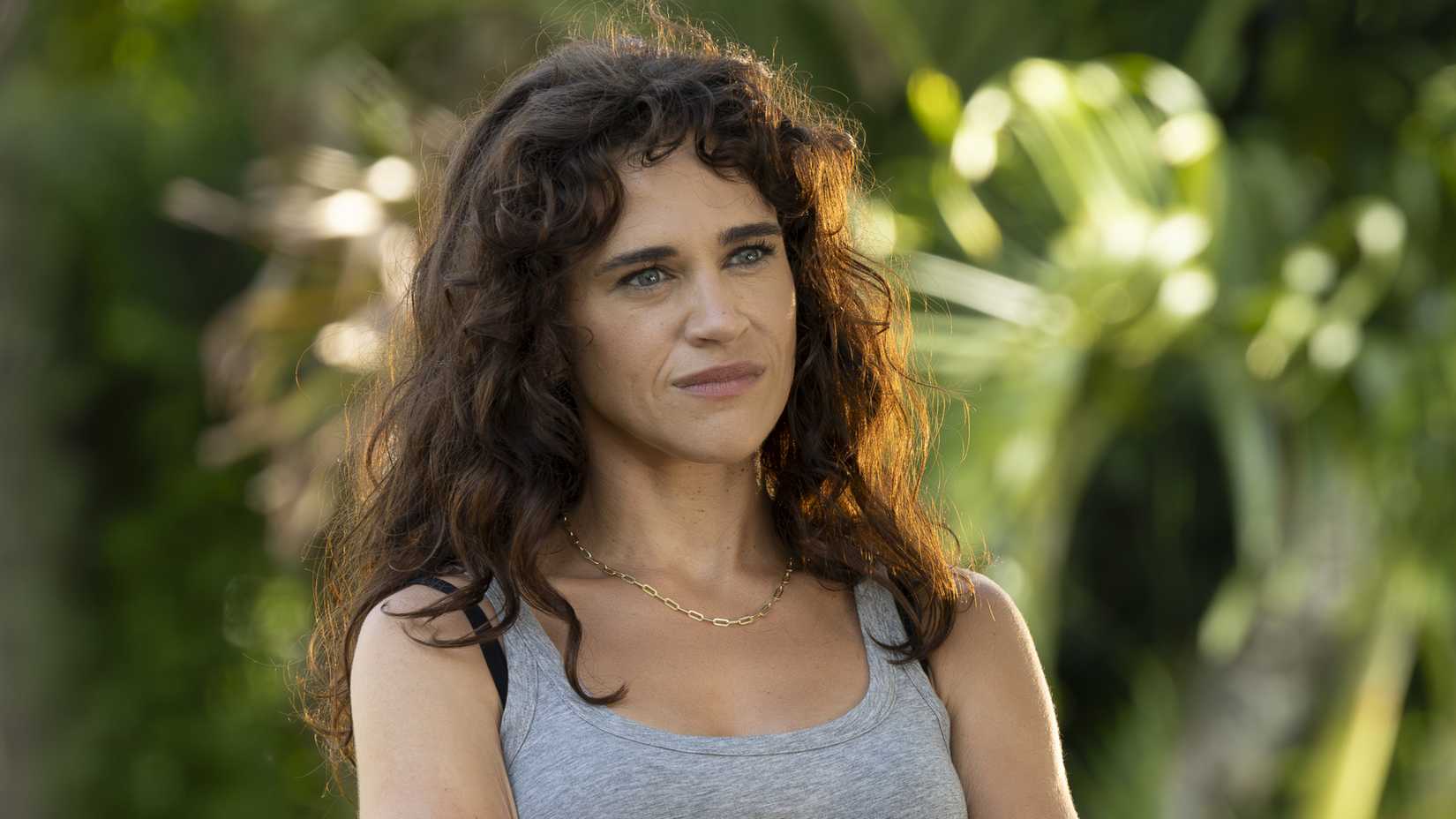 Bevin Bru como Mel, olhando para RJ no episódio de estreia