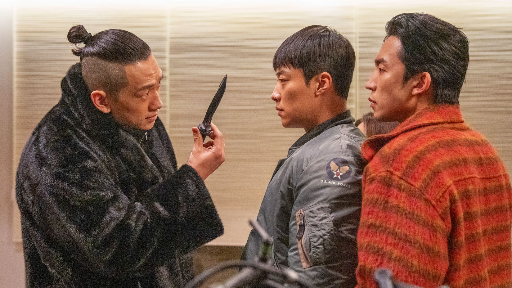 Bloodhounds season 2 Baek-jeong threatening Gun-woo and Woo-jin