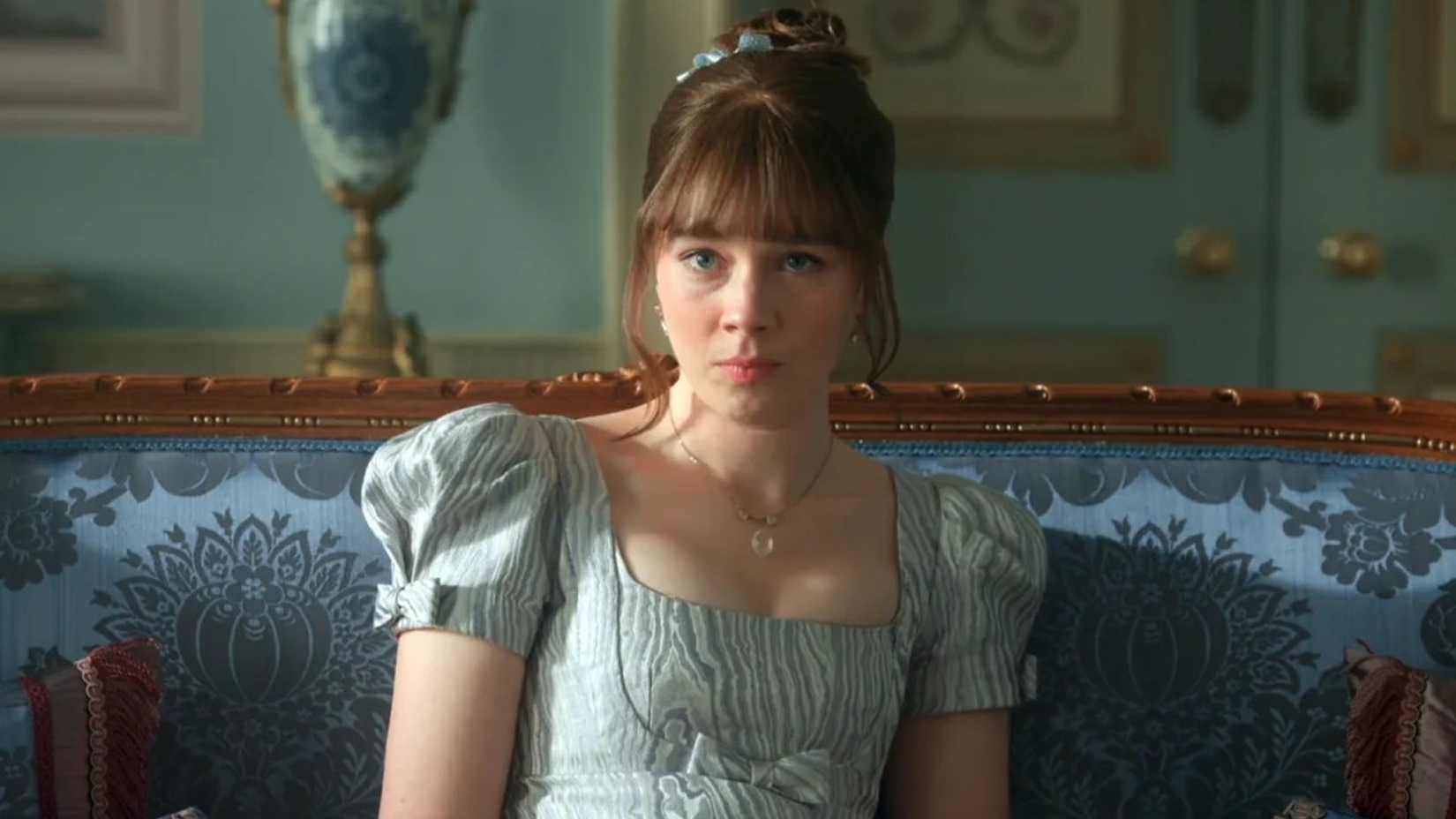 Claudia Jessie como Eloise Bridgerton.