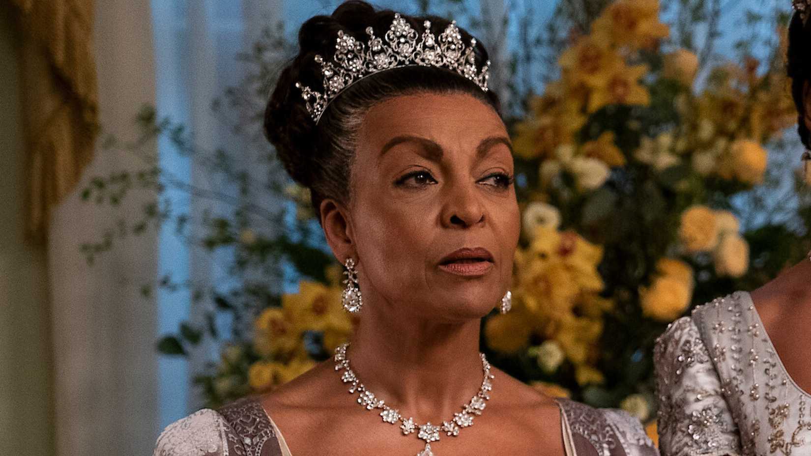 Adjoa Andoh como Lady Agatha Danbury em Bridgerton.