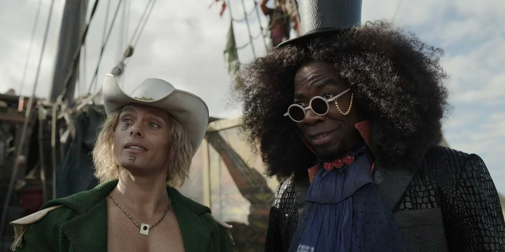 Versão live-action de One Piece dos Rumbar Pirates, Brook e Capitão Calico Yorki em seu navio olhando para Crocus.