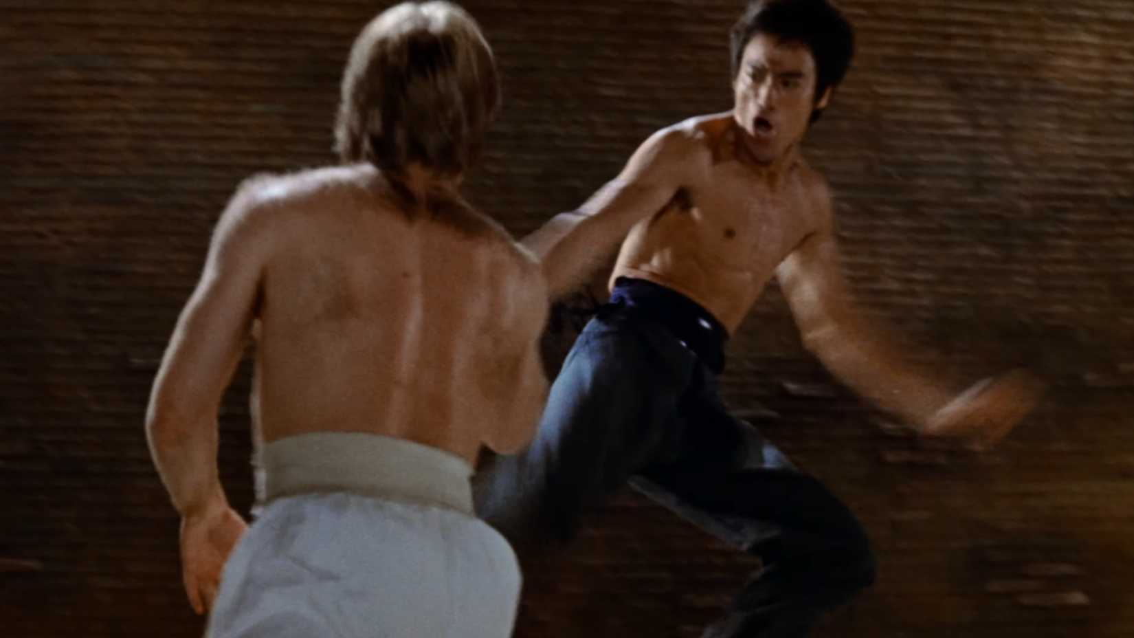 Bruce Lee lutando contra Chuck Norris como Colt em A Fúria do Dragão