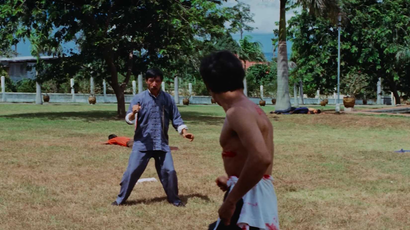 Bruce Lee lutando contra Hsiao Mi em O Vingador