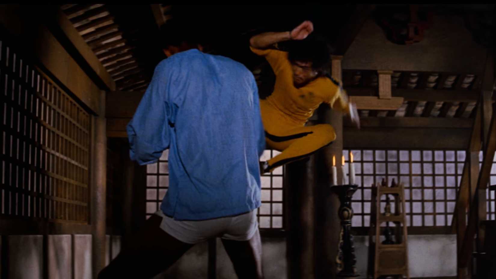 Bruce Lee acertando Hakim com um chute voador em Jogo da Morte