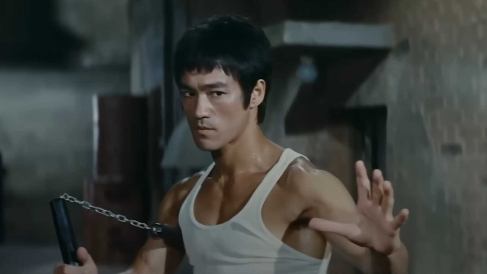 Bruce Lee com nunchakus pronto para o combate em A Fúria do Dragão