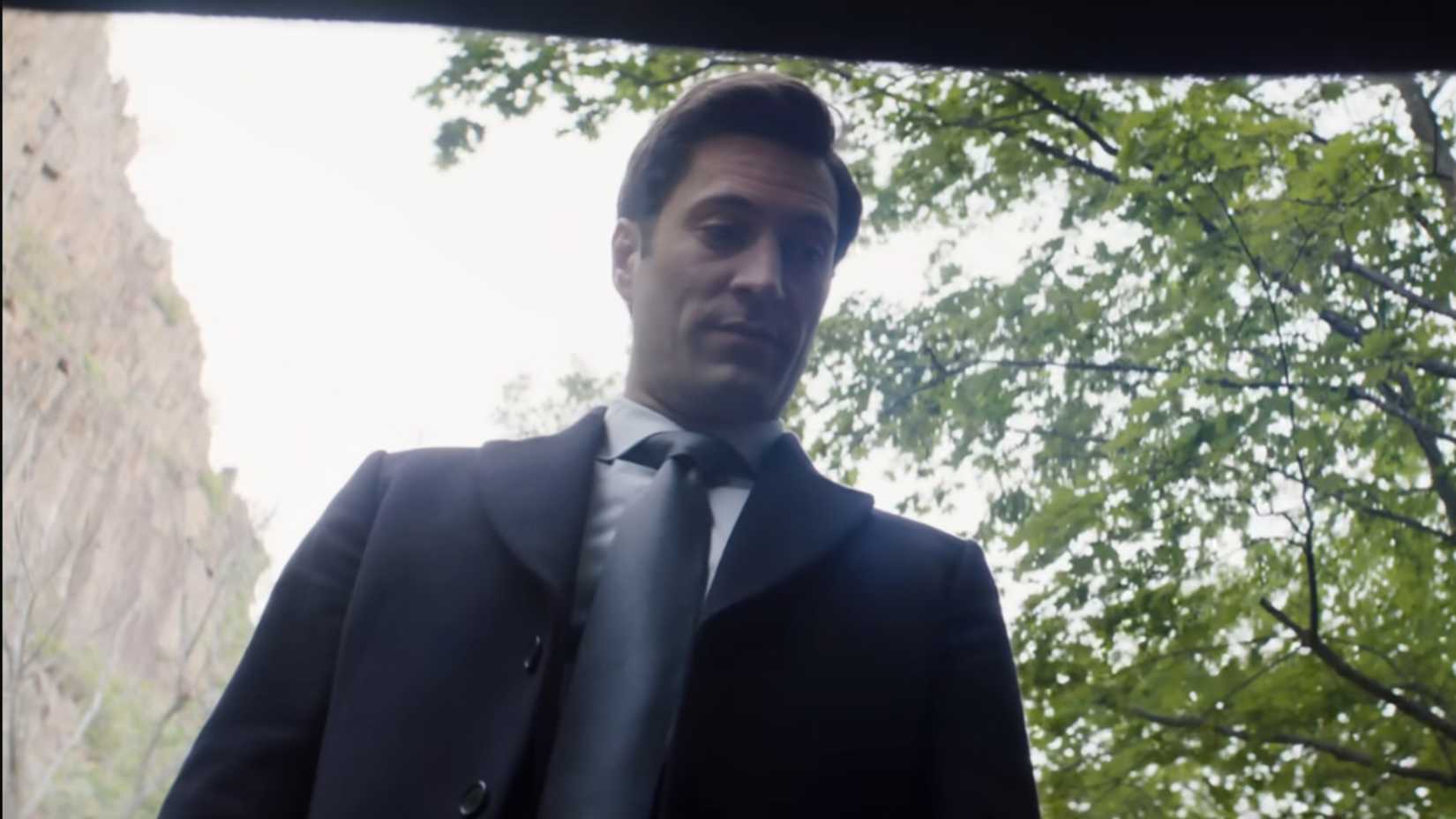 Buck inspecionando um compartimento em Demolidor: Renascido.