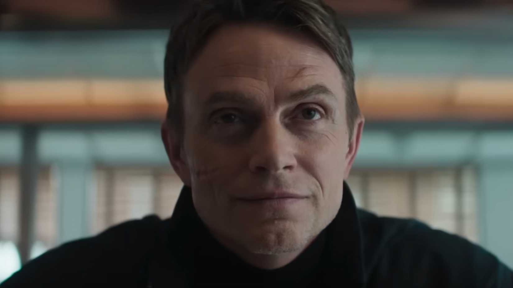 Bullseye sentado em um restaurante em Demolidor: O Retorno da 2ª temporada