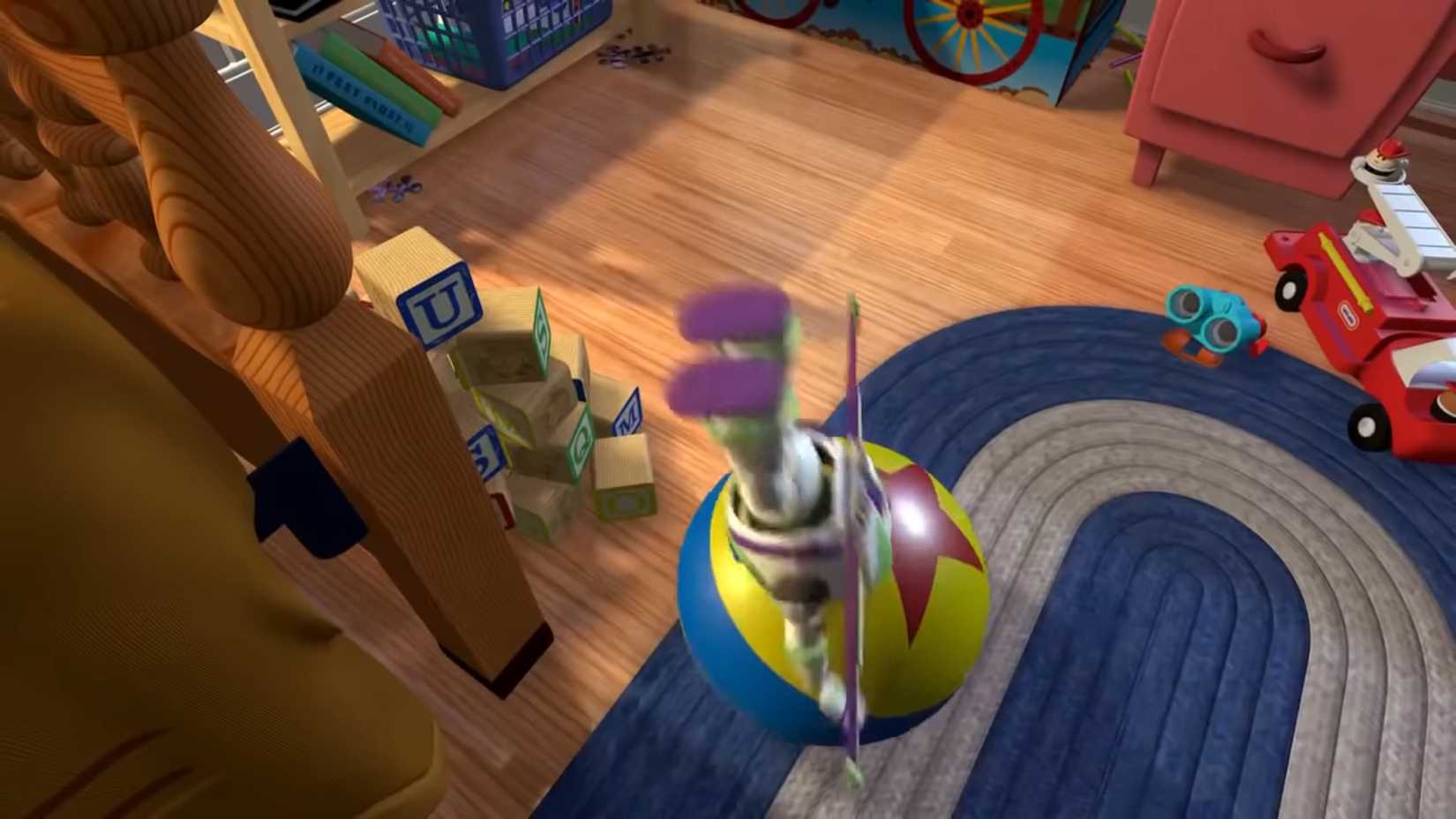 Buzz Lightyear saltando sobre a Bola Luxo em Toy Story