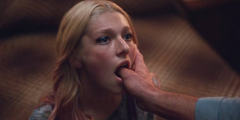 Cal enfia o polegar na boca de Jules em Euphoria