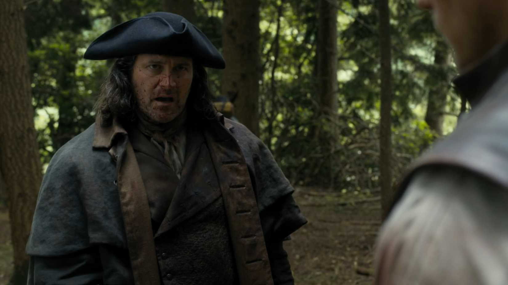 Capitão Cunningham coberto de sangue na 8ª temporada de Outlander