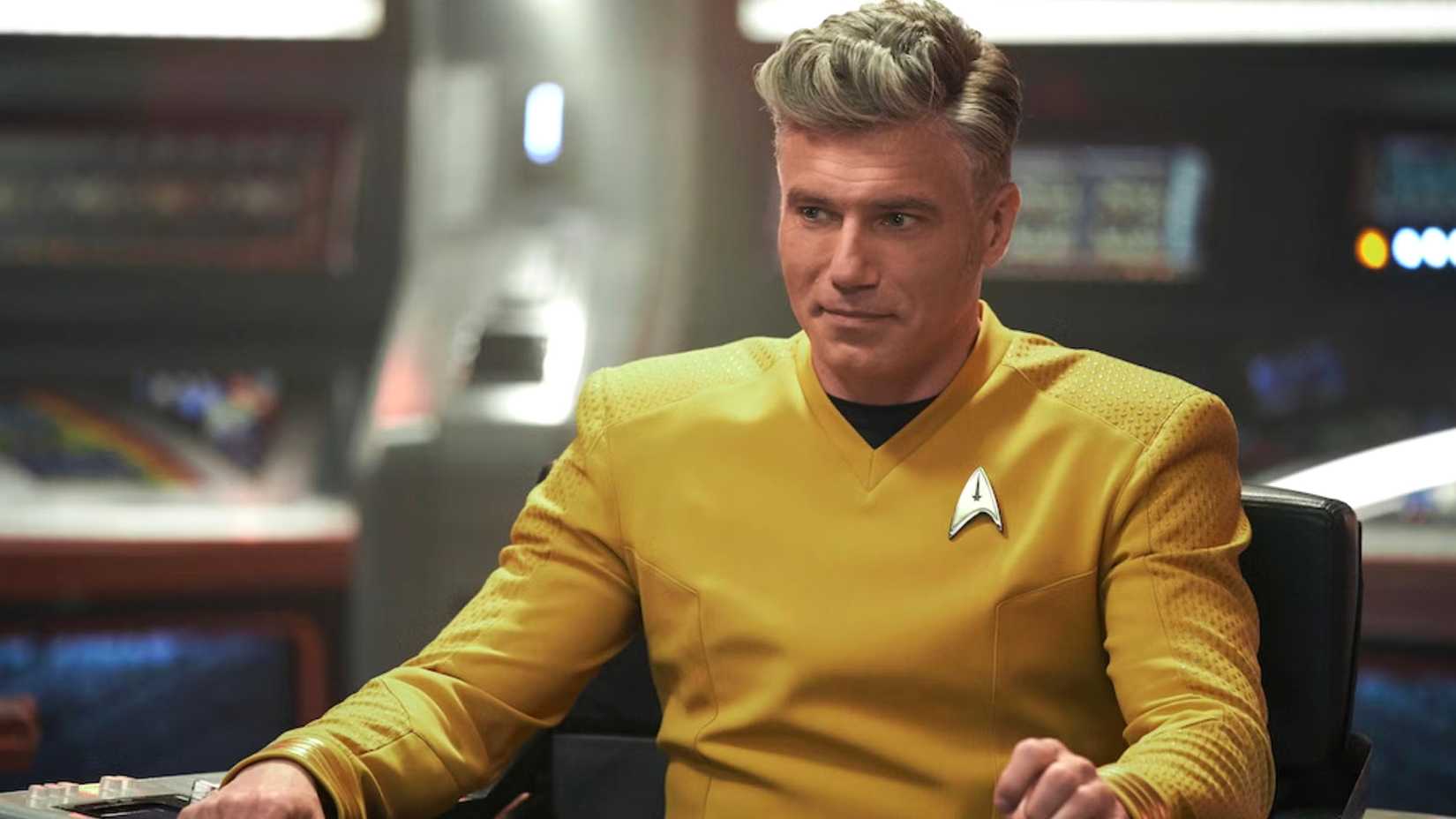 captain pike in the strange new worlds pilot episode