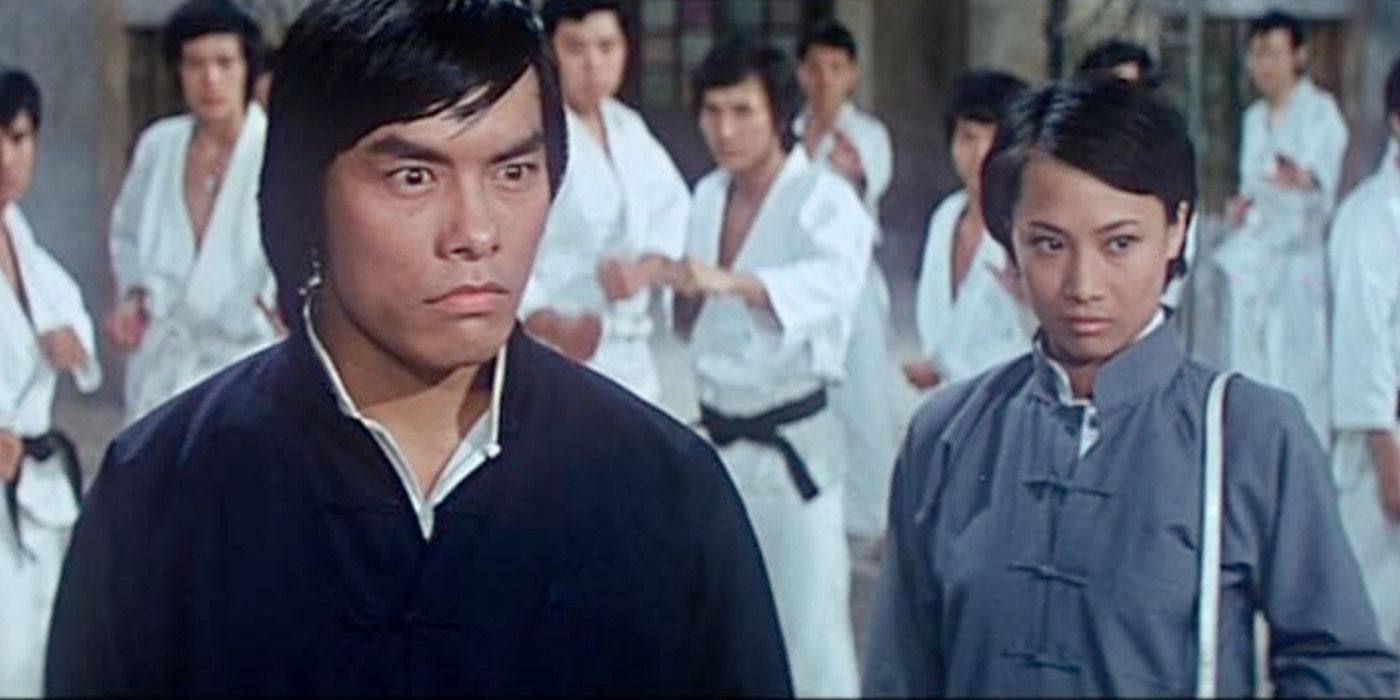 Carter Wong e Angela Mao cercados por lutadores em The Tournament