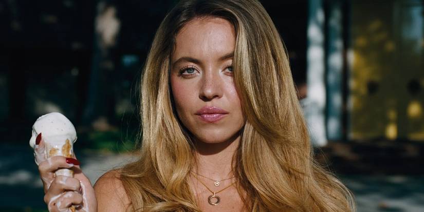 Cassie segurando um sorvete em Euphoria.