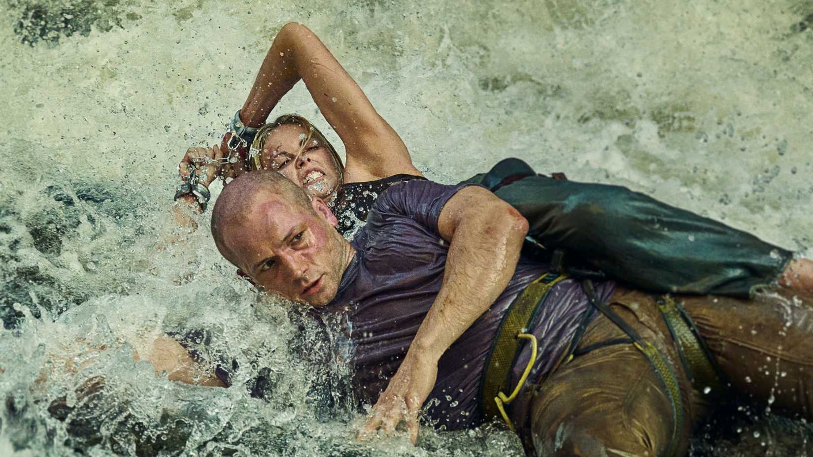 Charlize Theron e Taron Egerton em cena do filme Apex