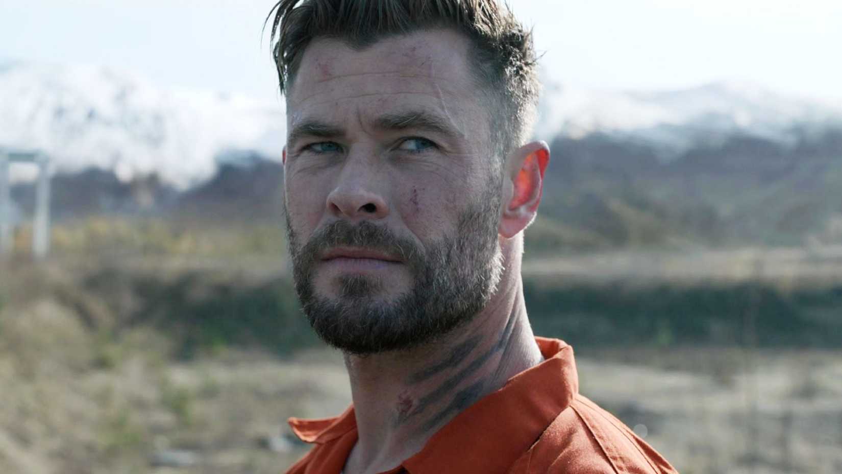 Chris Hemsworth em paisagem montanhosa como Tyler Rake