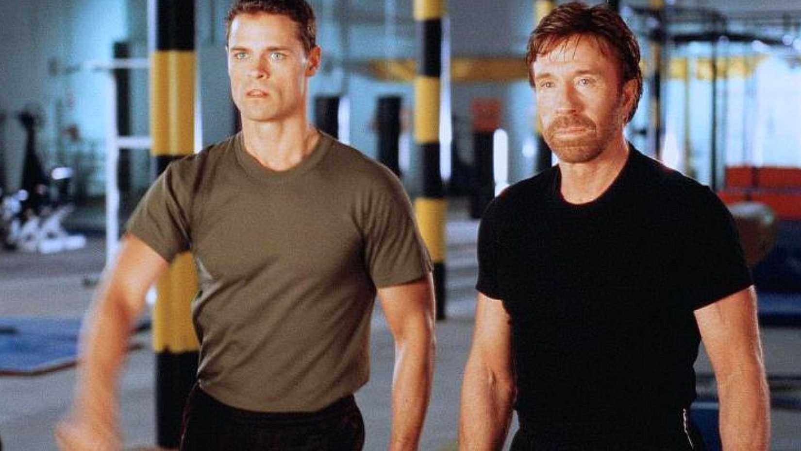 Chuck Norris como Agente Joshua McCord e Dylan Neal como Sargento Deke Slater em O Último Confronto