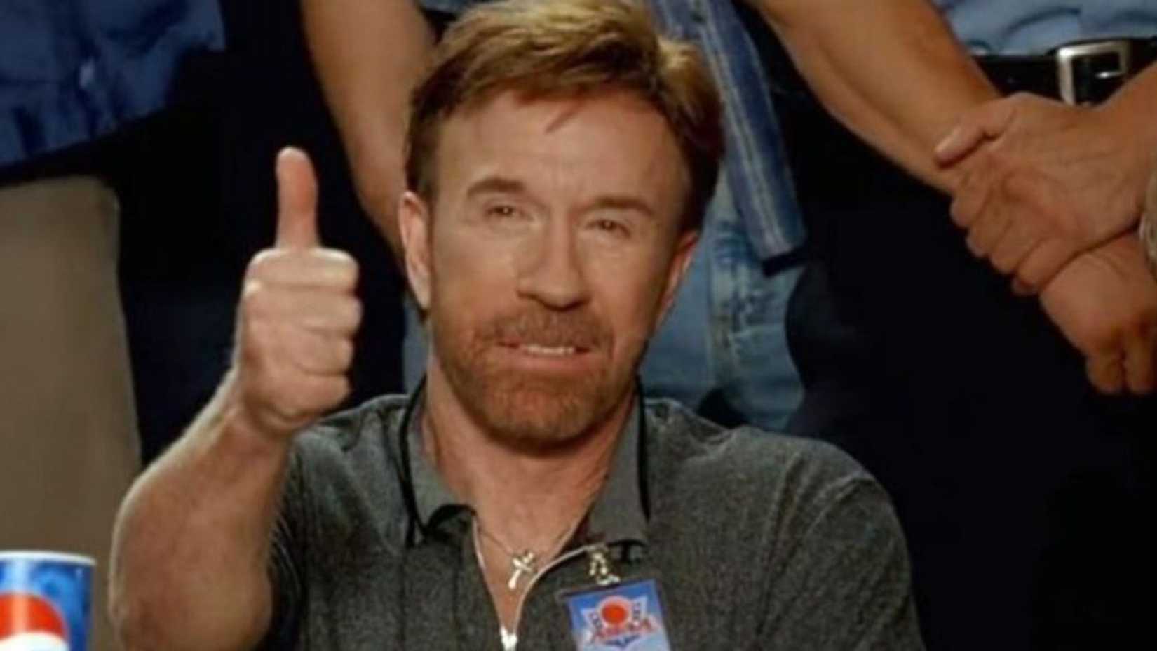 Chuck Norris interpretando a si mesmo, dando um joinha em Dodgeball