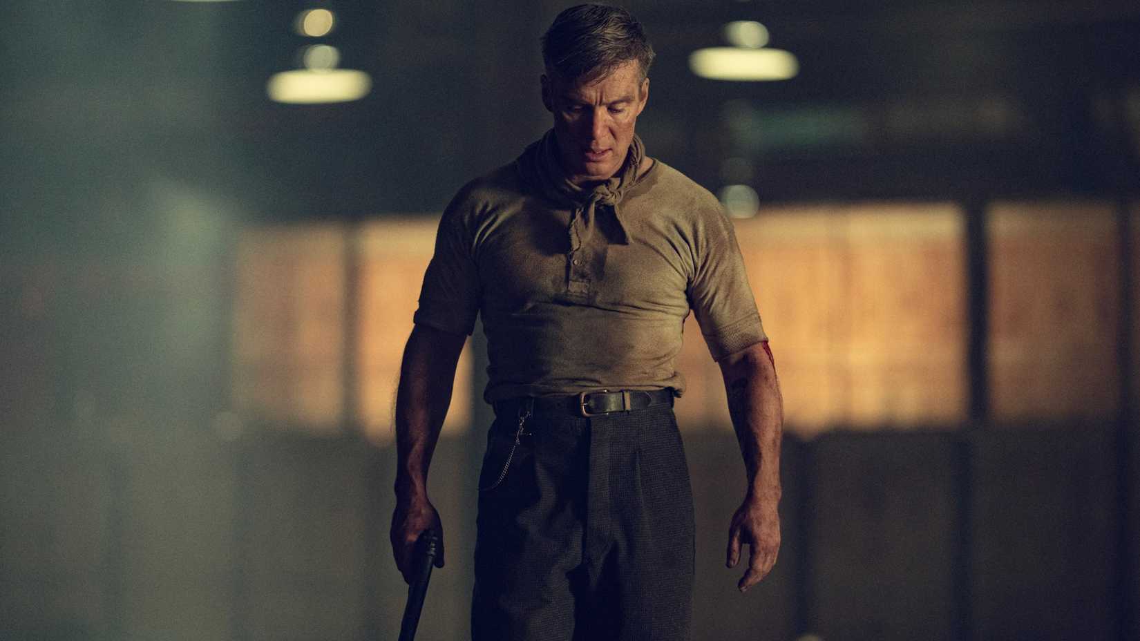 Cillian Murphy como Tommy Shelby segurando uma arma e olhando para baixo em Peaky Blinders: The Immortal Man