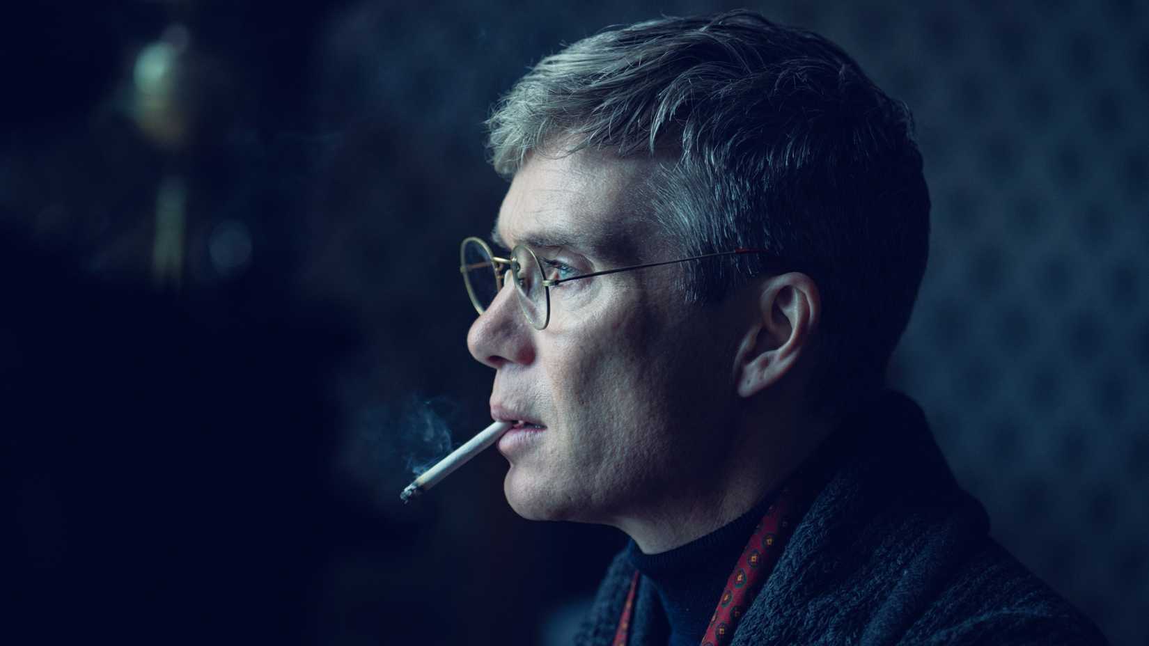 Cillian Murphy como Tommy Shelby fumando um cigarro em Peaky Blinders The Immortal Man