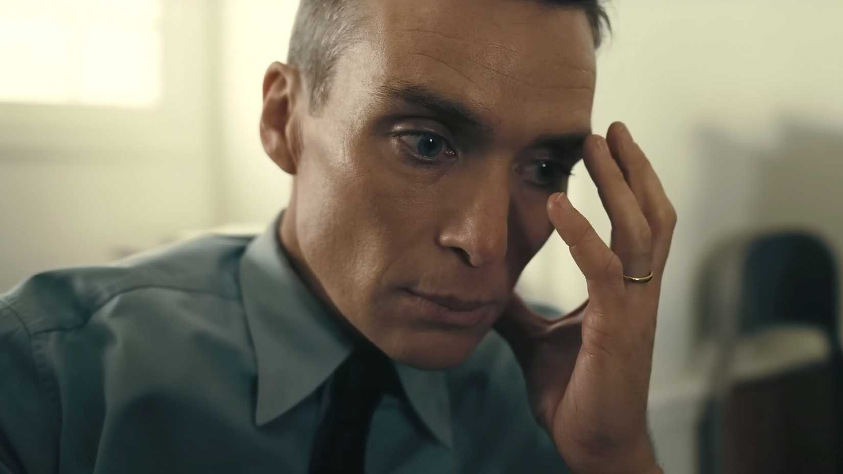 Cillian Murphy em close-up contemplando o que fez em Oppenheimer
