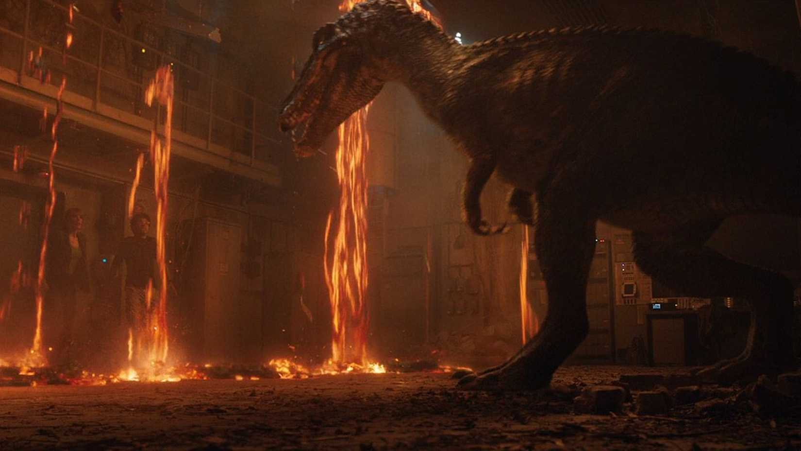 Claire e Franklin encurralados pelo Baryonyx em Jurassic World: Reino Ameaçado