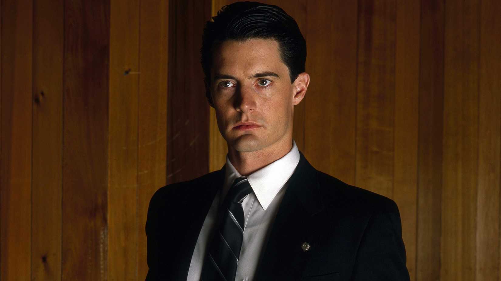 Dale Cooper com uma expressão séria em Twin Peaks.