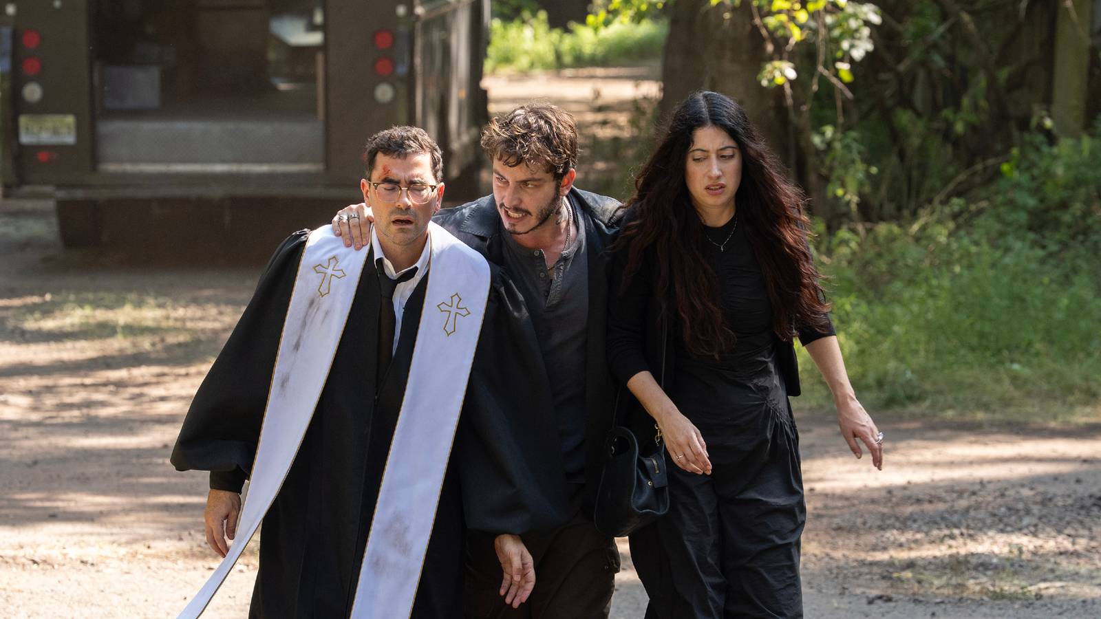 Dan Levy's Dark & Hilarious Schitt's Creek Replacement Revealed In Netflix's Big Mistakes Trailer