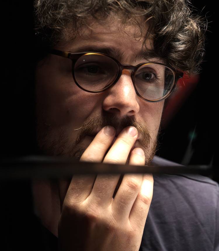 Daniel Roher pensativo em The AI Doc: Or How I Became An Apocaloptimist