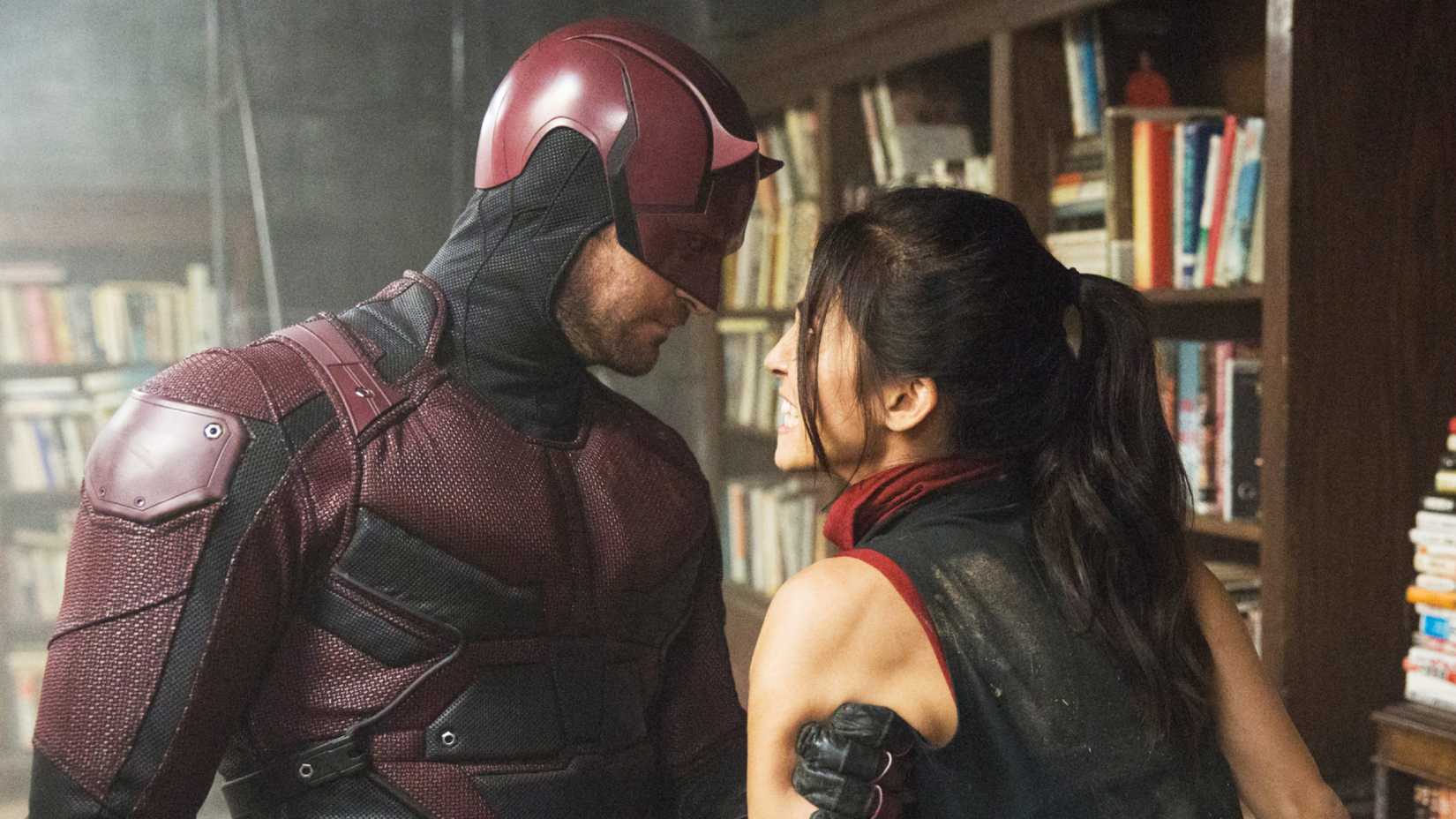 Charlie Cox como Matt Murdock e Élodie Yung como Elektra em Demolidor