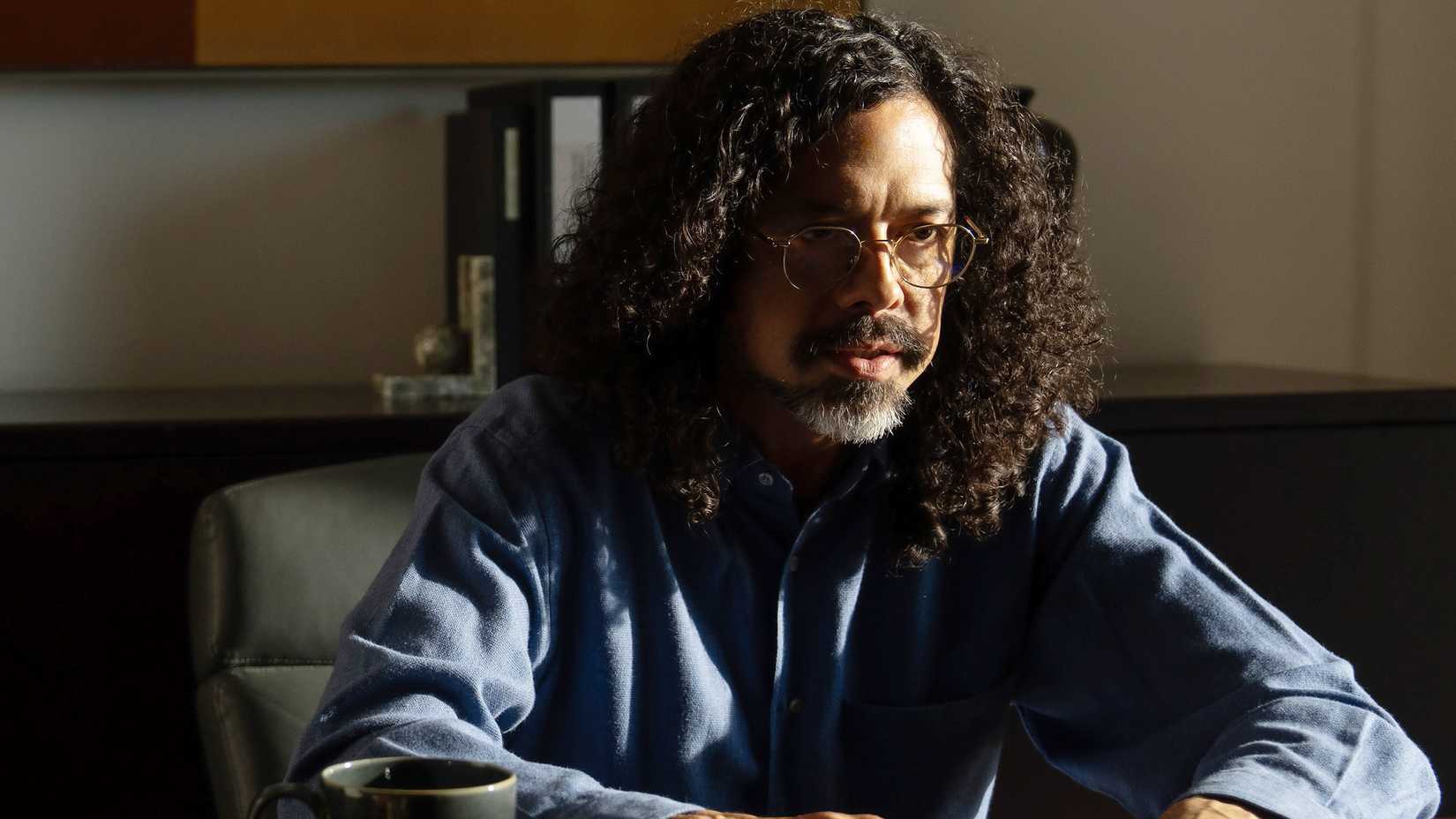 Dr. Louge contemplando em Paradise temporada 2