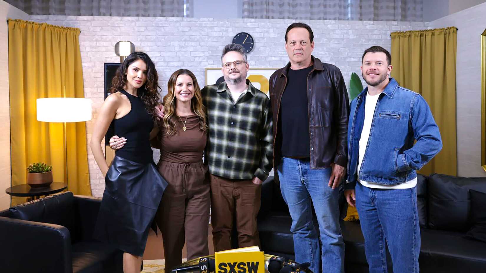 eiza gonza lez bendavid grabinski vince vaughn and jimmy tatro with ash crossan in screenrant s sxsw media suite for mike nick nick alice
