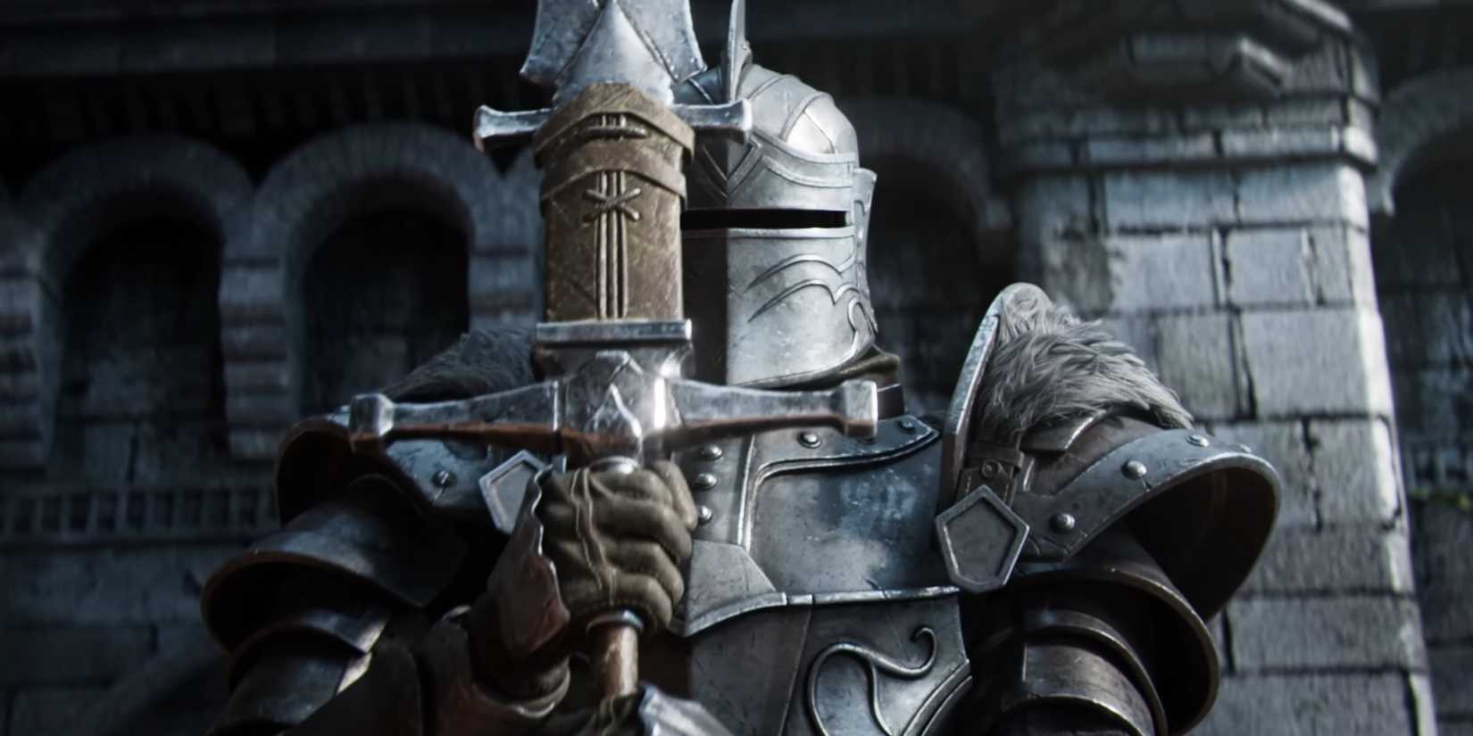 האביר העולה מ-Elder Scrolls Online מחזיק את חרבו קרוב לקסדה.