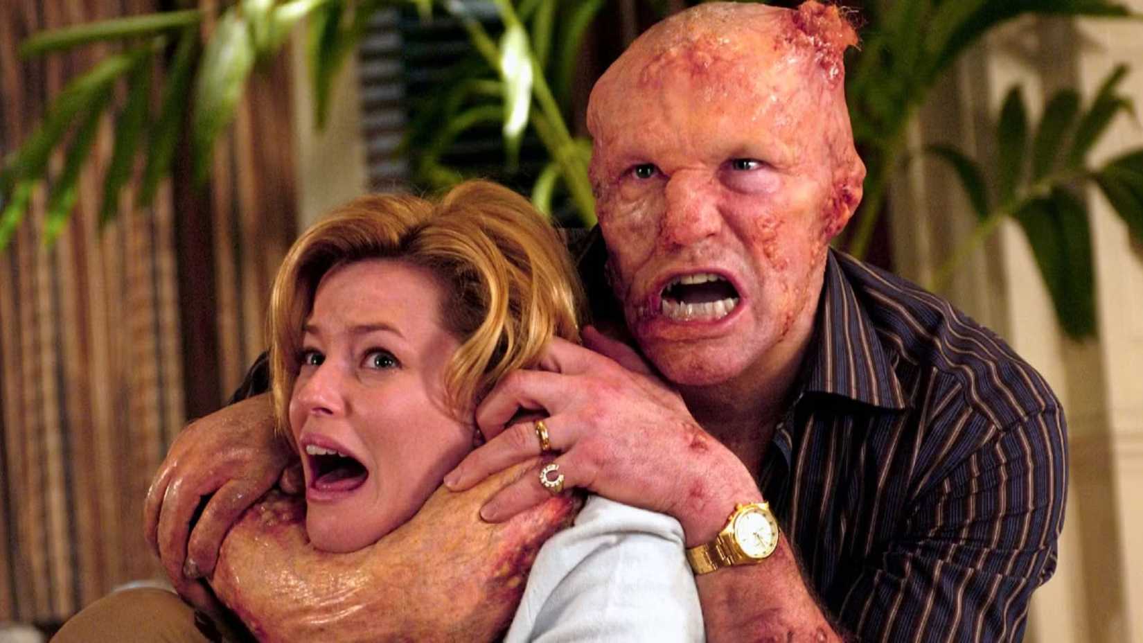 Michael Rooker segurando Elizabeth Banks em um estrangulamento em Slither (2006)