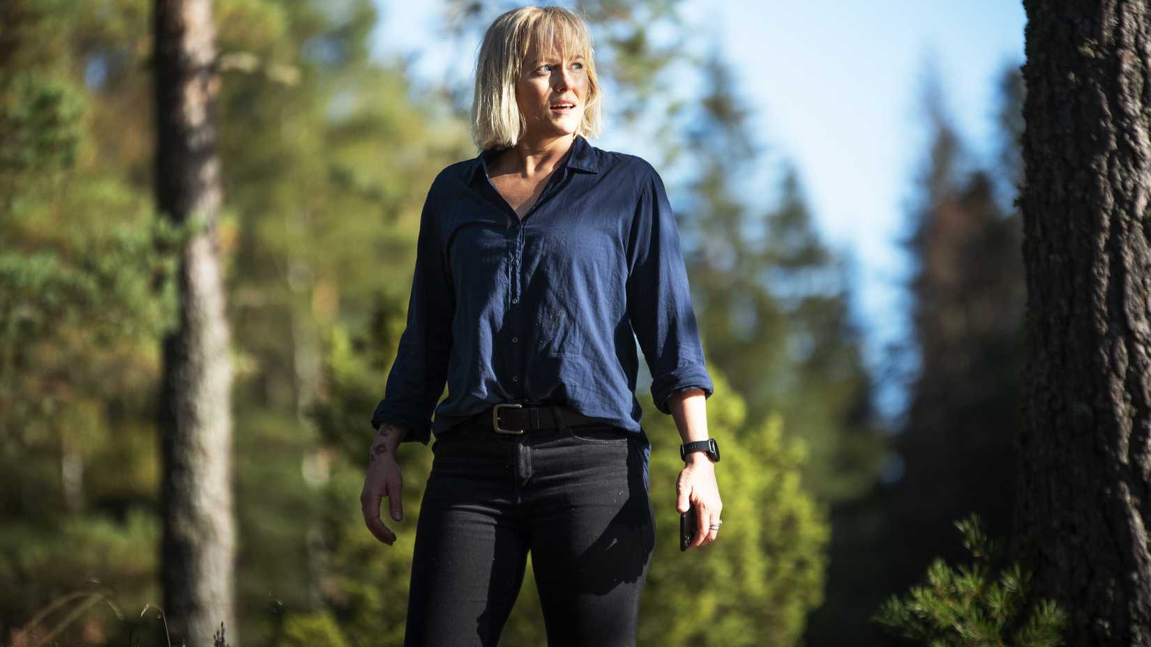 ellen standing in the woods looking tired in jo nesb s detective hole